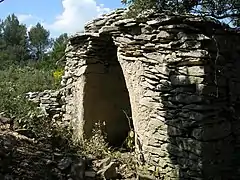 Tine isolée, au linteau tombé.