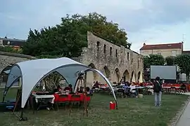 Façade sur la rue du couvent des Cordeliers de Reims lors d'un ciné-concert.