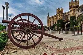 Canon installé devant le Palais de Bangalore (en).