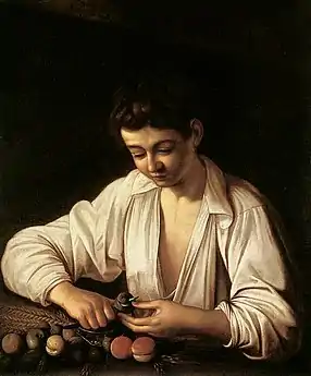 Peinture d'un jeune homme assis à une table, pelant un fruit au couteau.