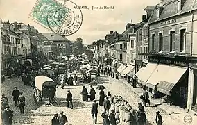 Le marché d'Aumale, dans les années 1900.