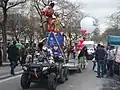 Catherine Poulain défile avec le géant La vache et son roi amoureux qu'elle a créé pour le Carnaval de Paris 2010.