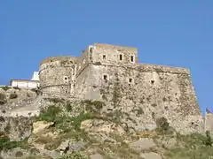 Le château de Pizzo avec un cordon.