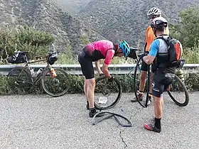 Changement de chambre à air sur la route.