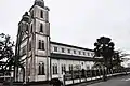 Vue de gauche de la cathédrale Saints-Pierre-et-Paul de Douala.