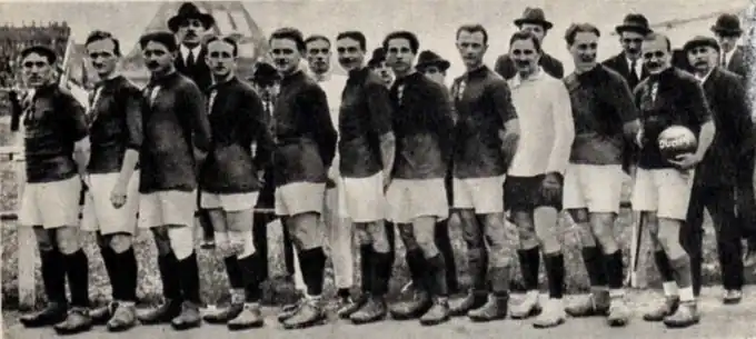 Le CA Paris vainqueur de la Coupe de France 1920 avec, de gauche à droite, Allègre, McDewitt, Mesnier, Dupé, Poullain, Bigué, Vanco, Gravier, Dreyfus, Pache et Bard (capitaine).