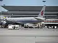 Le Boeing 777-39L(ER) de Air China, qui arrive à la porte d'embarquement 56, en provenance de Beijing, vol CA879.