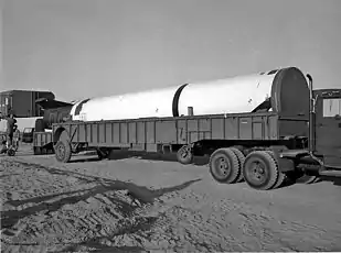 Le transporteur transportant la section de poussée du missile CC-1004 (1).