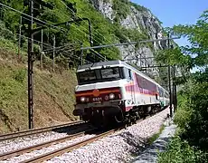 La CC 6521 en livrée TEE au nord d'Aix-les-Bains en 2003.