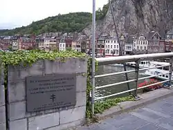 Plaque sur le pont de Dinant commémorant l'endroit où il fut blessé alors qu'il traversait la Meuse en 1914.