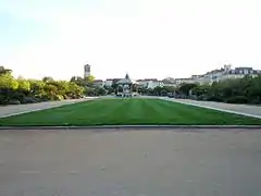 Vue vers le nord avec le clocher de la cathédrale Saint-Apollinaire.