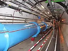 Tunnel du Large Hadron Collider avec tubes contenant les électroaimants supraconducteurs.