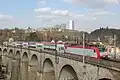 Rame à deux niveaux emmenée par une locomotive de type 4000, composition typique des trains régionaux luxembourgeois.