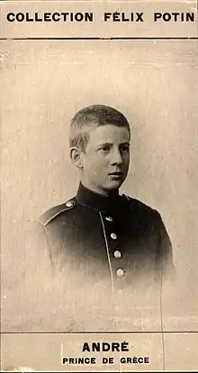 Photographie d'une adolescent en uniforme militaire avec, au-dessus, l'inscription « collection Félix Pottin » et, en-dessous, « André prince de Grèce ».