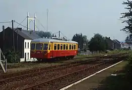 Autorail en gare.Au second plan, le pont suspendu sur la Meuse.