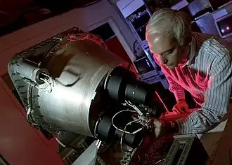 Gerald Fishman s'affairant sur un des huit détecteurs de l'instrument BATSE.