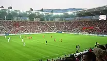 Photo d'un match de football depuis les tribunes