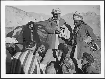 Ella Maillart (de dos) parlant avec des nomades afghans à Bâmiyân, photographie d'Annemarie Schwarzenbach, 1939-1940.
