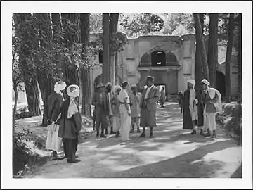 Ella Maillart visitant le sanctuaire de Karukh (en) (Afghanistan), photographie d'Annemarie Schwarzenbach, 1939-1940.