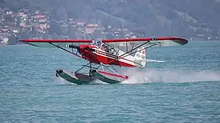 Un piper PA-18 à un rassemblement d'hydravions sur la commune de Bönigen, Suisse. Aout 2021.