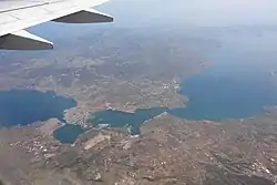 Vue aérienne de la ville de Chalcis avec la Béotie en bas, l'île d'Eubée en haut et l'Euripe entre les deux.