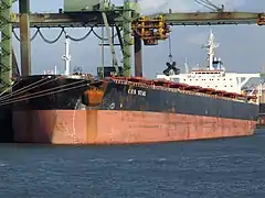 Déchargement du vraquier CHR Star (269 m de long pour 43 de large, 150 149 tonnes de port en lourd) à Rotterdam.