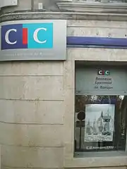 Agence bancaire avec vitrine et enseigne.