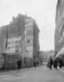 Genève, rue du Rhône, musiciens passant près d'une démolition, entre 1895 et 1905