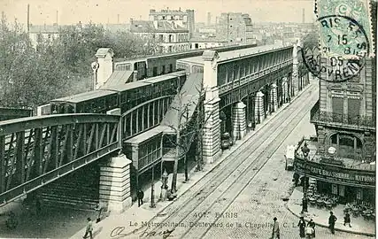 Le boulevard, la station de métro et les voies du tramway qui le desservait, vers 1905.