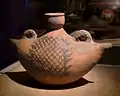 Pot à eau . Terre cuite peinte H. 15,6 , L 24,8 cm. Site de Beishouling: en 2012, la plus ancienne culture à céramique peinte en Chine. Baoji, Shaanxi. Musée national de Chine