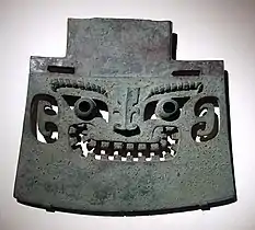 Hache d'armes, bronze. XIIe – XIe siècle av. J.-C.. Fouille de Yidu, Shandong, 1956. Musée national de Chine, Pékin.
