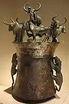 Coffre de bronze du royaume de Dian destiné à contenir la monnaie locale, des coquillages « porcelaines » ou cauri (Cypraea moneta). Musée national de Chine, Pékin.