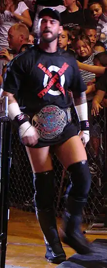 CM Punk entrant sur le ring avec la ceinture de champion de l'ECW
