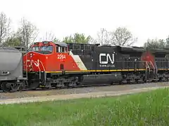 ES44DC du Canadian National munie du pare-brise spécial (incurvé vers le bas dans les coins) de cette compagnie.