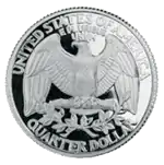 Pièce de monnaie représentant un aigle aux ailes déployéees, avec les inscriptions United States of America, E Pluribus Unum et Quarter Dollar.