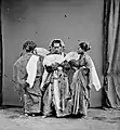 Danse Pajoge exécutée par des jeunes filles bugis de la région de Maros (1870)