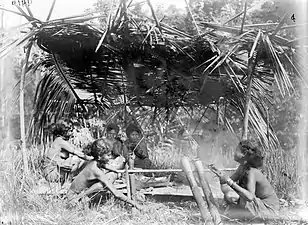 Femmes de l'île de Céram préparant de la papeda. Tropenmuseum, avant 1940.