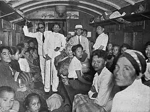 Le régent de Blitar avec des transmigrants dans le train en route pour Surakarta (vers 1930)