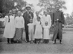 Melchior Treub en compagnie du regent de Karanganyar et sa famille (3 août 1904).