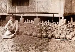 Montage d'une céramique sur un plateau tournant en Indonésie (vers 1930).