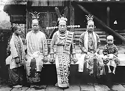 Portrait d'une ancienne princesse de Nias avec ses filles et petites-filles