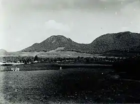 Vue du Wayang-Windu depuis la plantation Lodaja (1920-1932).