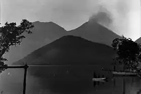 Vue du Lewotobi, composé du Lakilaki (en éruption à droite) et du Perempuan (à gauche), depuis Konga vers 1915.