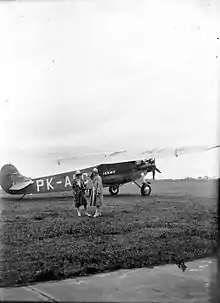 Un Fokker F.VII de la KNILM ("compagnie royale d'aviation des Indes néerlandaises") sur l'aérodrome de Tjililitan en 1929