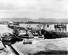 Bateau et cavaliers avec du bétail.