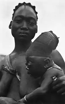 Avoir un crâne allongé était l'un des idéaux de beauté féminine des Mangbetu. Cette formation du crâne était obtenue en enveloppant fermement la tête des bébés dès leur naissance.