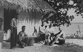 Pêcheurs locaux et Hollandais à Tinjil (1936).