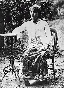 Mme Mertens en sarong et kebaya à Java. Avant 1888. Tropenmuseum.