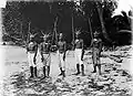 Hommes enggano en costume de guerre (date inconnue)