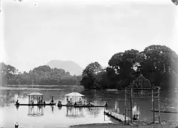 Touristes en barque sur le lac Cangkuang dans les années 1920.